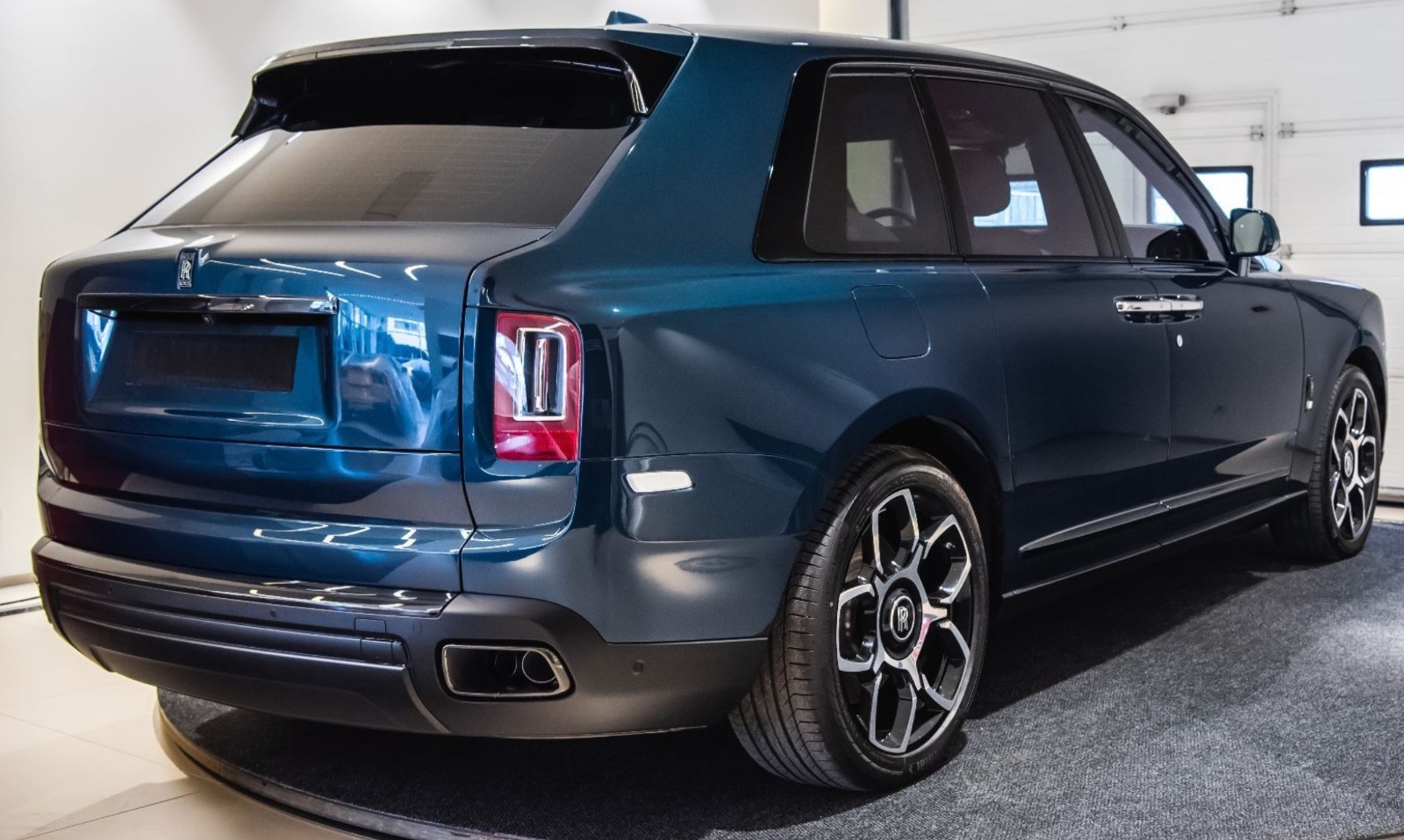 Rolls-Royce SUV 2023 White Leather Seats R21 Wheels Panoramic Sunroof LED Headlights Turbo Automatic Transmission Gas - Image 2