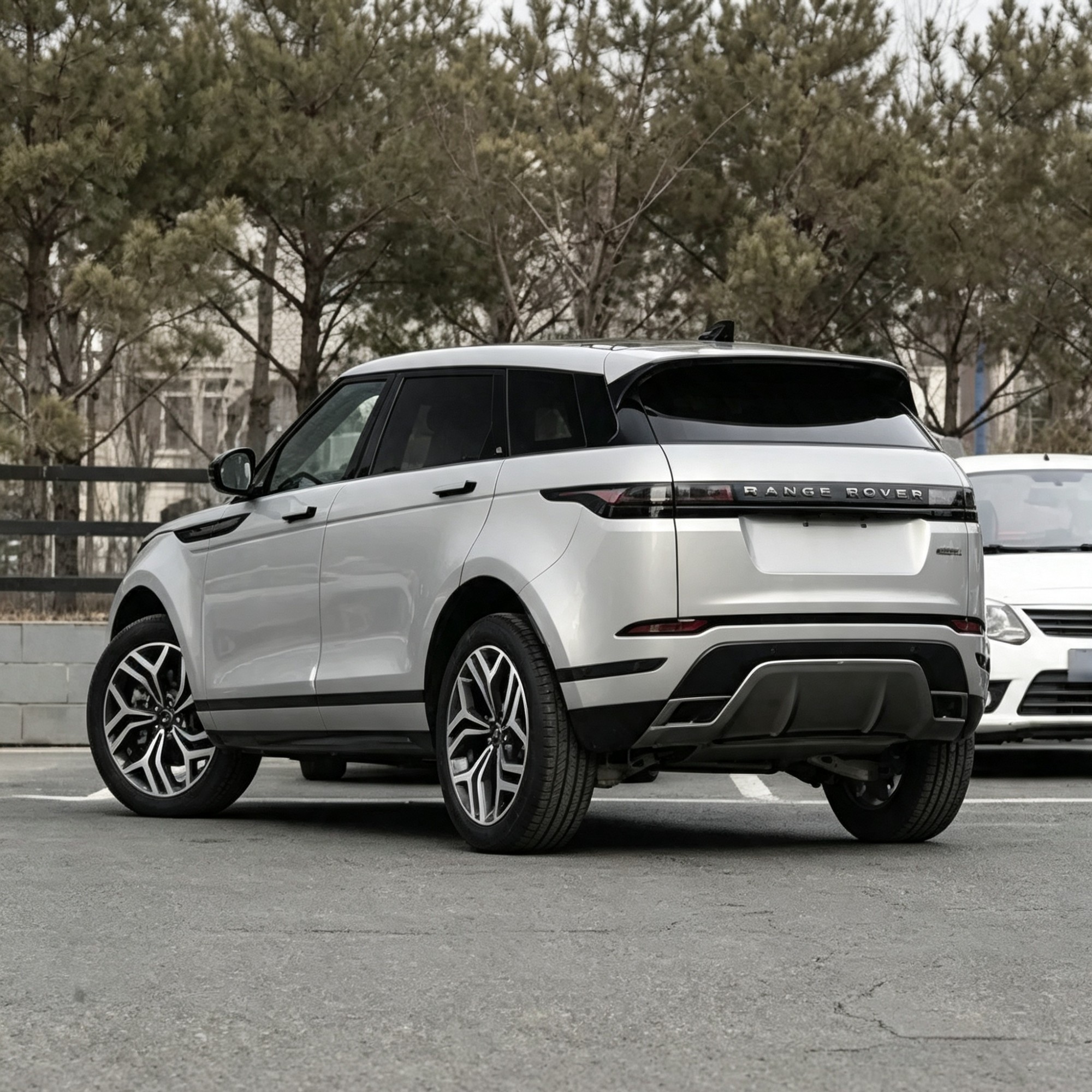 High-end Luxury 2026 Rover Evoque L 2.0T SE Automatic Midsize SUV - Image 2