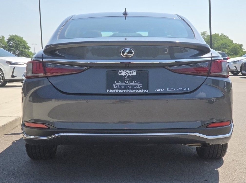 2026 Lexus ES 350 - Image 3