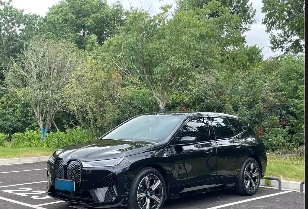 2026 BMWs IX suv CAR - Image 4